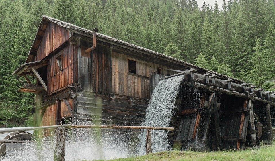 Das Wasser stürzt kraftvoll hinunter und treibt die Wegelate Säge an