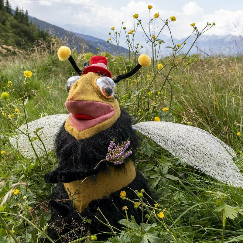 Family Schwaz Plüschtier Biene sitzt in ihrer Wiese