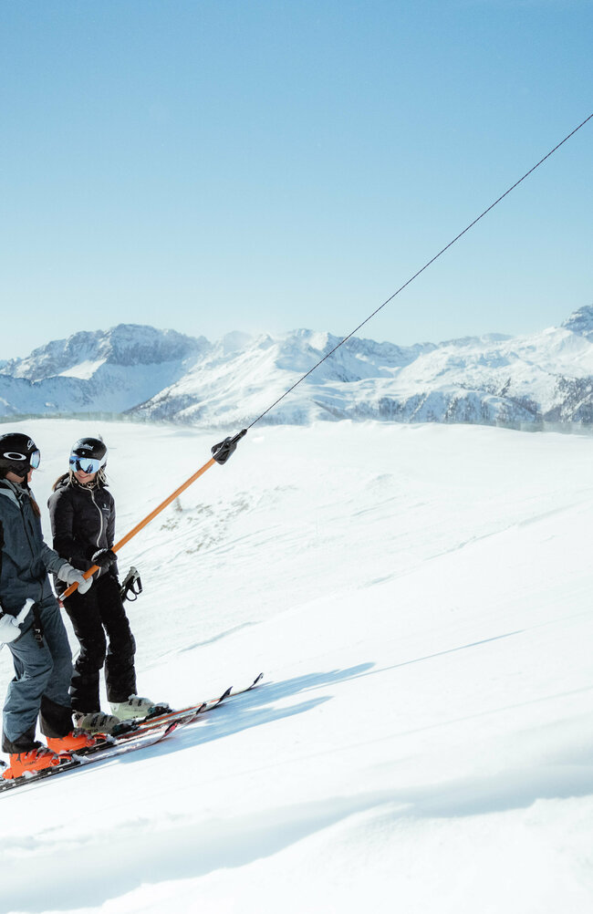 Zwei Schifahrer am Glamplift im Schigebiet Golzentipp bei herrlichem Winterwetter.