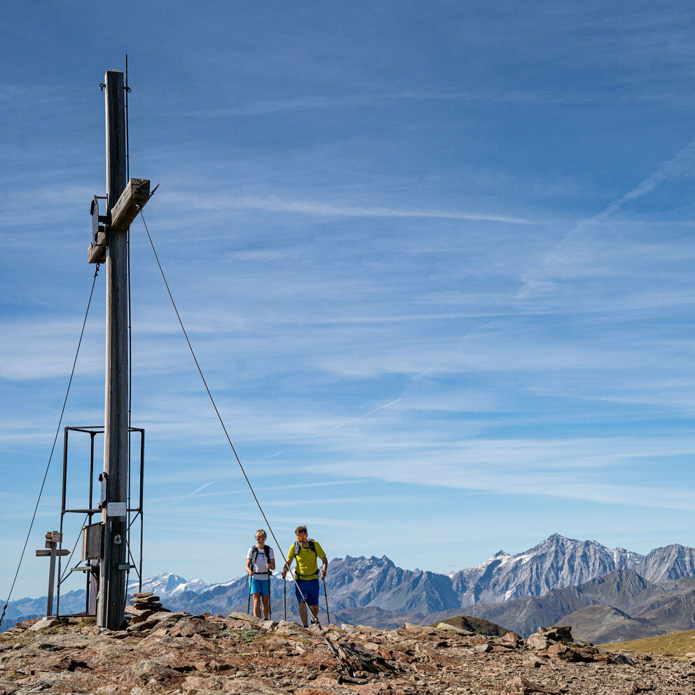 Herz-Ass Villgratental Zwei Wanderer auf einem Gipfel der Herz-Ass-Wanderung