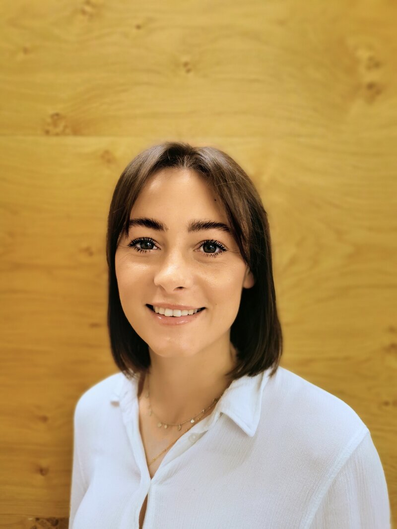 Sabrina Veiter in weißer Bluse.