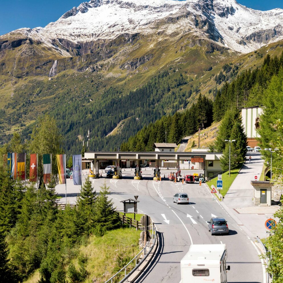Felbertauerntunnel Mautstelle beim Felbertauerntunnel mit den schneebedeckten Gipfeln im Hintergrund