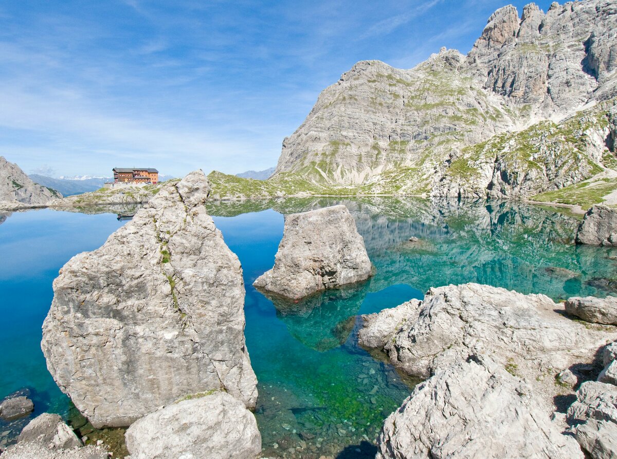 Laserzsee bei der Karlsbaderhütte Große Felsbrocken im Laserzsee bei der Karlsbaderhütte in den Lienzer Dolomiten.