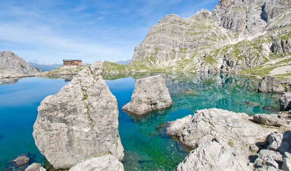 Laserzsee bei der Karlsbaderhütte Große Felsbrocken im Laserzsee bei der Karlsbaderhütte in den Lienzer Dolomiten.