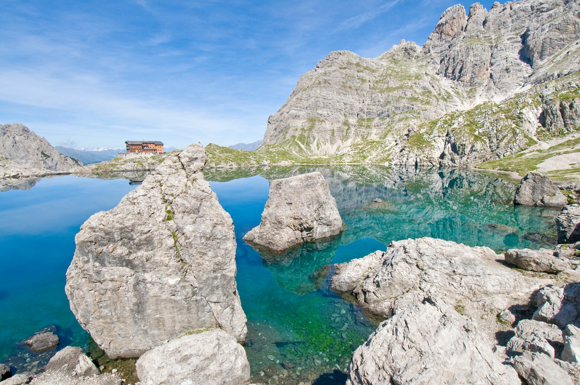 Laserzsee bei der Karlsbaderhütte Große Felsbrocken im Laserzsee bei der Karlsbaderhütte in den Lienzer Dolomiten.