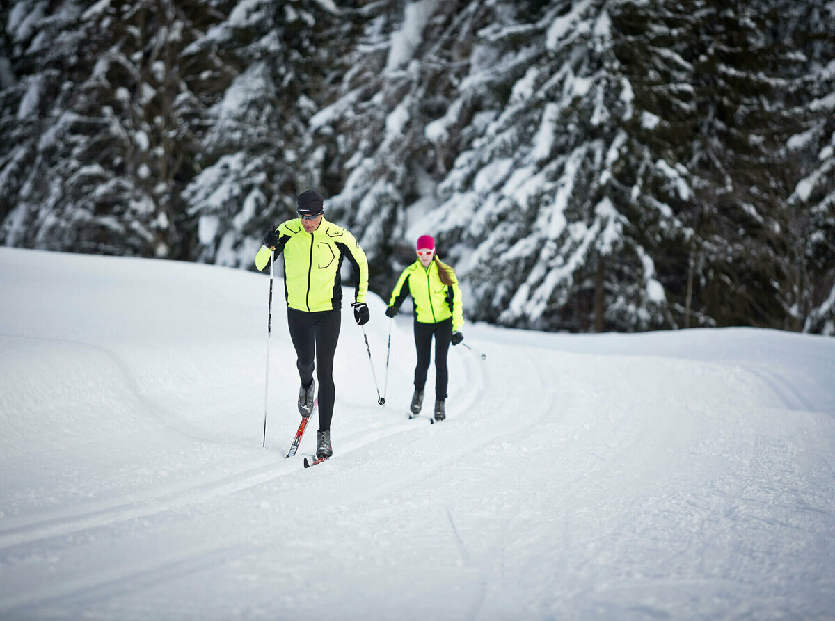 Langlaufen in Obertilliach Zwei Langläufer:innen beim Langlaufen auf der Loipe Obertilliach