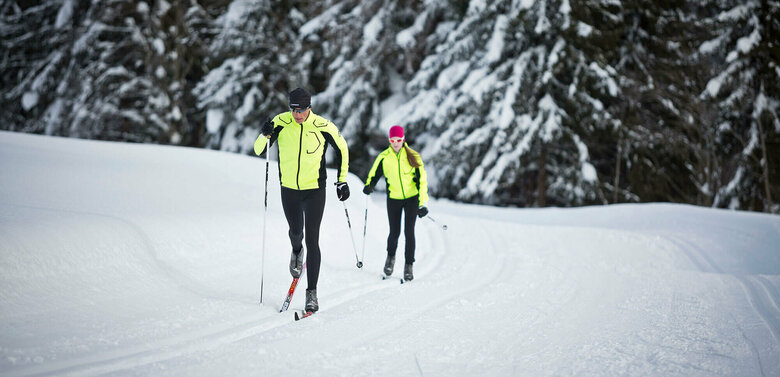 Langlaufen in Obertilliach Zwei Langläufer:innen beim Langlaufen auf der Loipe Obertilliach