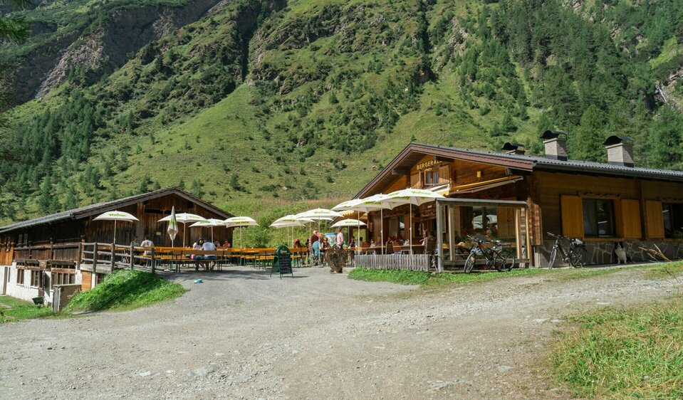 Bergeralm Kalser Dorfertal Bergeralm auf Etappe 3 der Glocknerkrone im Kalser Dorfertal. Rastplatz für Weitwanderer im Grünen.