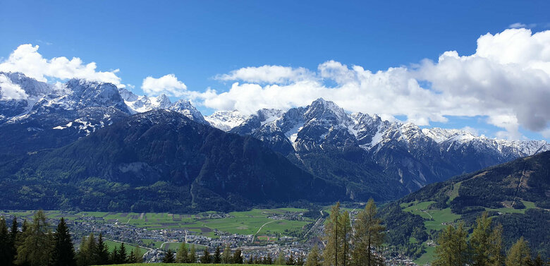 Panorama der noch schneebedeckten Lienzer Dolomiten mit den grünen Wiesen und den Ortschaften des Lienzer Talbodens.