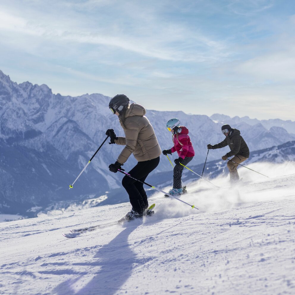 Familie beim Skifahren im Skigebiet Zettersfeld Lienz
