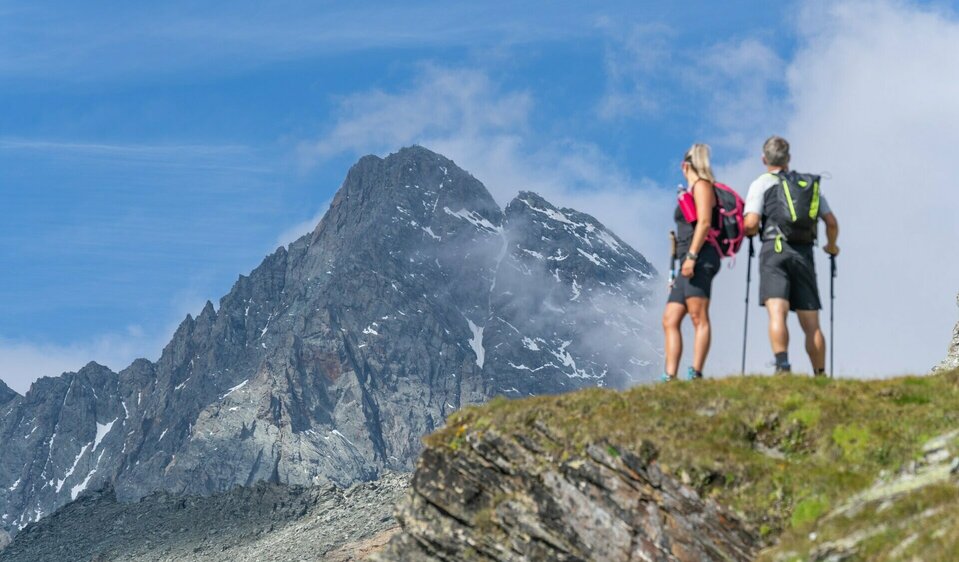 Blick auf Großglockner Zwei Wanderer blicken auf den Großglockner auf Etappe 3 der Glocknerkrone beim alpinen Weitwandern.