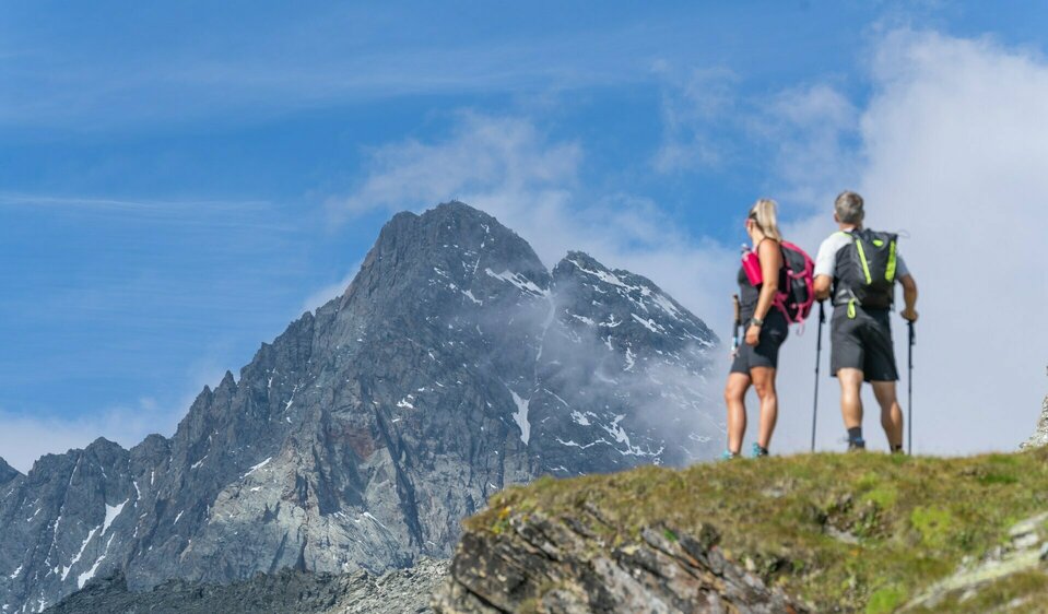 Blick auf Großglockner Zwei Wanderer blicken auf den Großglockner auf Etappe 3 der Glocknerkrone beim alpinen Weitwandern.