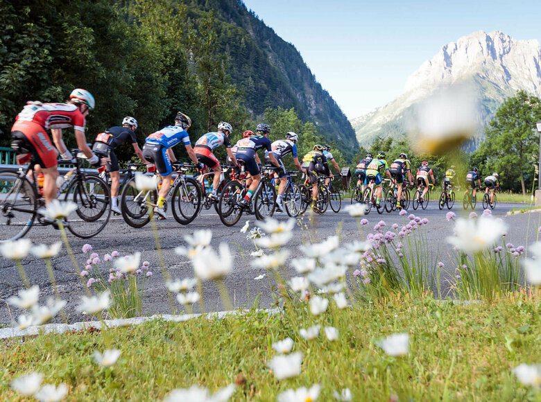 Teilnehmerfeld bei der Dolomitenradrundfahrt und Supergirodolomiti in Action.