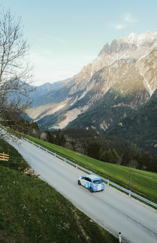 Flugs Auto auf einer Straße aus der Vogelperspektive