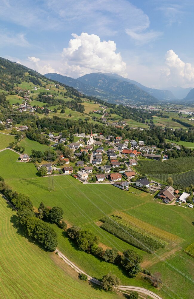 Luftaufnahme von Gaimberg und dem umliegenden Lienzer Talboden im Sommer.