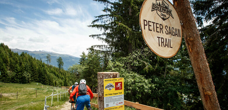 Zwei Radfahrer begeben sich auf den Peter Sagan Trail im Bikepark Lienz.