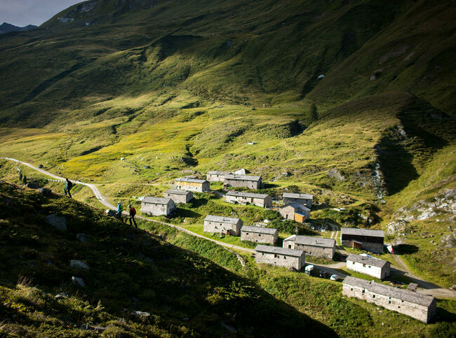 Jagdhausalmen Mehrere alte Gebäude der Jagdhausalmen stehen sanft eingebettet in Osttiroler Landschaft.