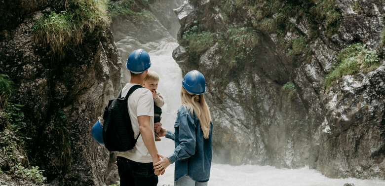 Ein Pärchen mit kleinem Kind auf dem Arm am Wasserschaupfad in der Galitzenklamm.
