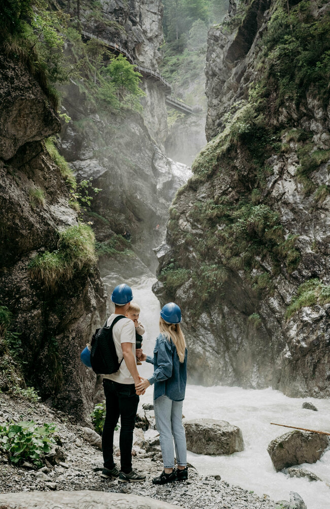 Wasserschaupfad Galitzenklamm Ein Pärchen mit kleinem Kind auf dem Arm am Wasserschaupfad in der Galitzenklamm.
