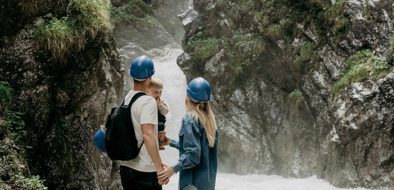 Wasserschaupfad Galitzenklamm Ein Pärchen mit kleinem Kind auf dem Arm am Wasserschaupfad in der Galitzenklamm.