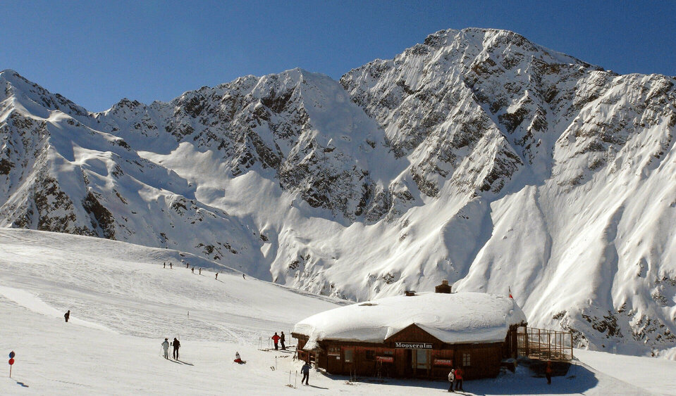 Das Skizentrum St. Jakob i. D. mit Blick auf die Mooseralm.