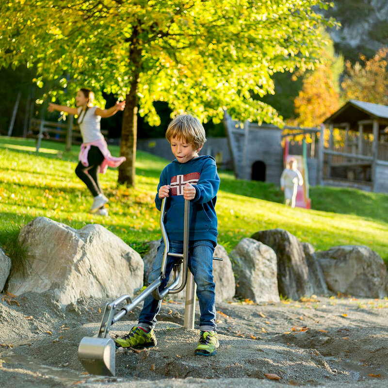Spielplatz Galitzenklamm Ein Junge sitzt auf einem Spielgerät auf dem Spielplatz in der Galitzenklamm.