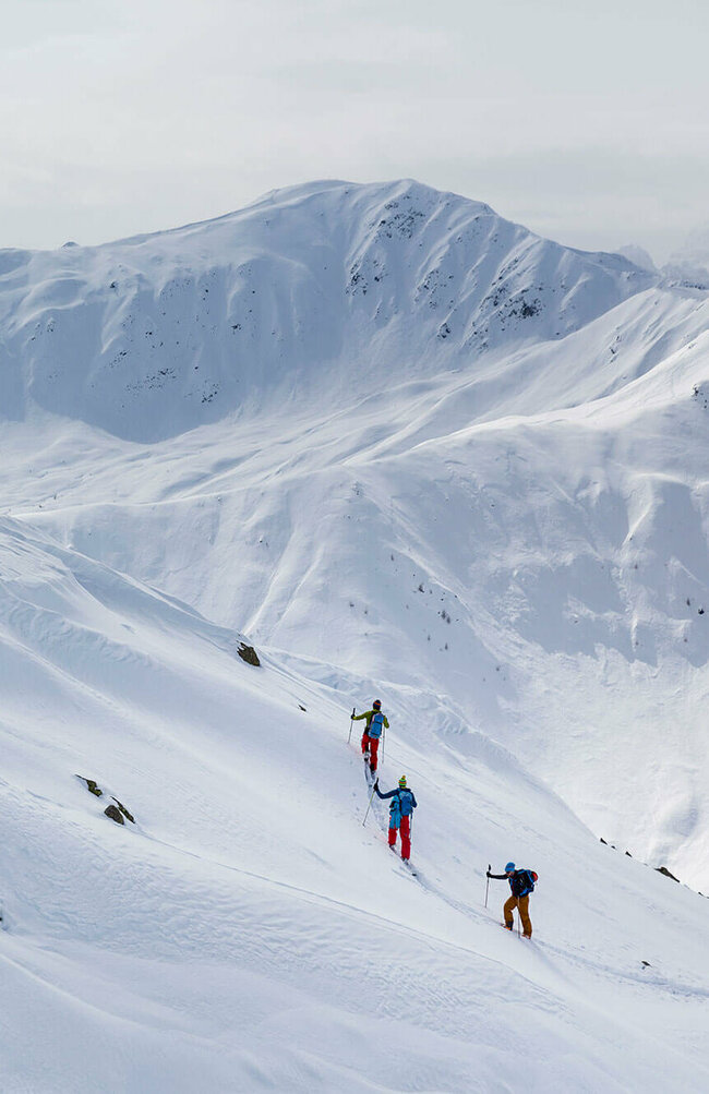 Skitouren Herzassvillgraten Kalkstein Skitourengeher:innen auf der Herz-Ass in einer verschneiten Berglandschaft im Villgratental