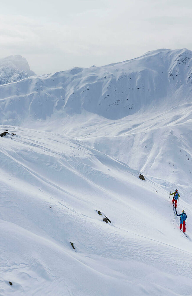 Skitouren Herzassvillgraten Kalkstein Skitourengeher:innen auf der Herz-Ass in einer verschneiten Berglandschaft im Villgratental
