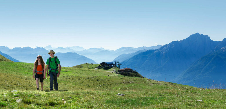 Paar wandert im Sommer am Zettersfeld vom Steinermanndl startend
