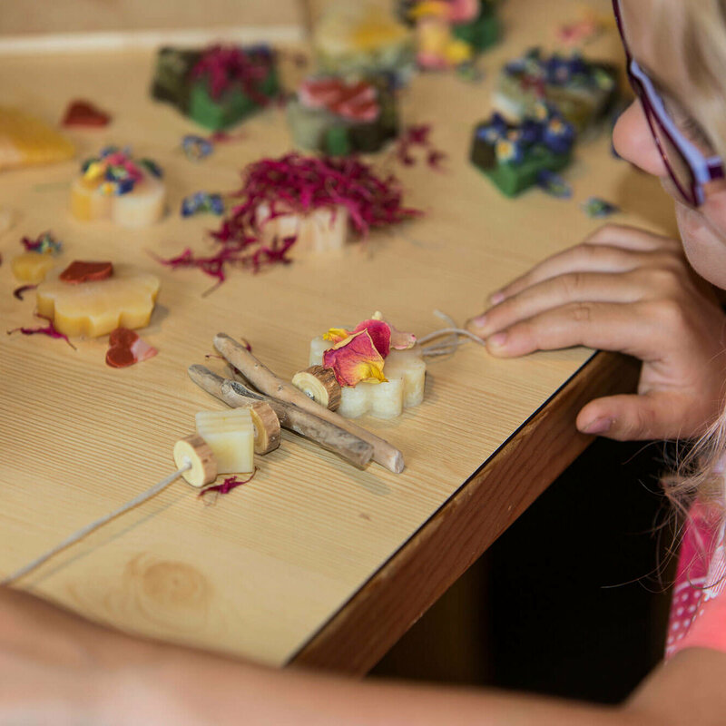 Seife basteln Klampererhof Ein Mädchen beim Seife basteln auf dem Klampererhof.
