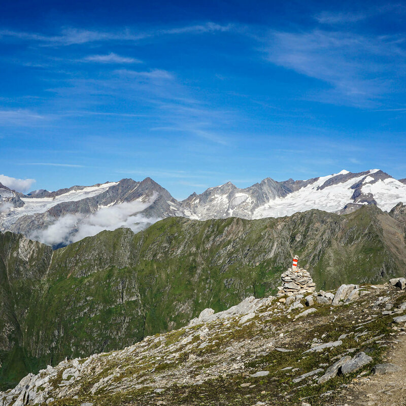 Adlerweg Osttirol Etappe 2 Ein schmaler Wandersteig in alpinem Gelände. Der Adlerweg Osttirol, Etappe 2.