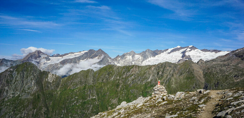 Ein schmaler Wandersteig in alpinem Gelände. Der Adlerweg Osttirol, Etappe 2.