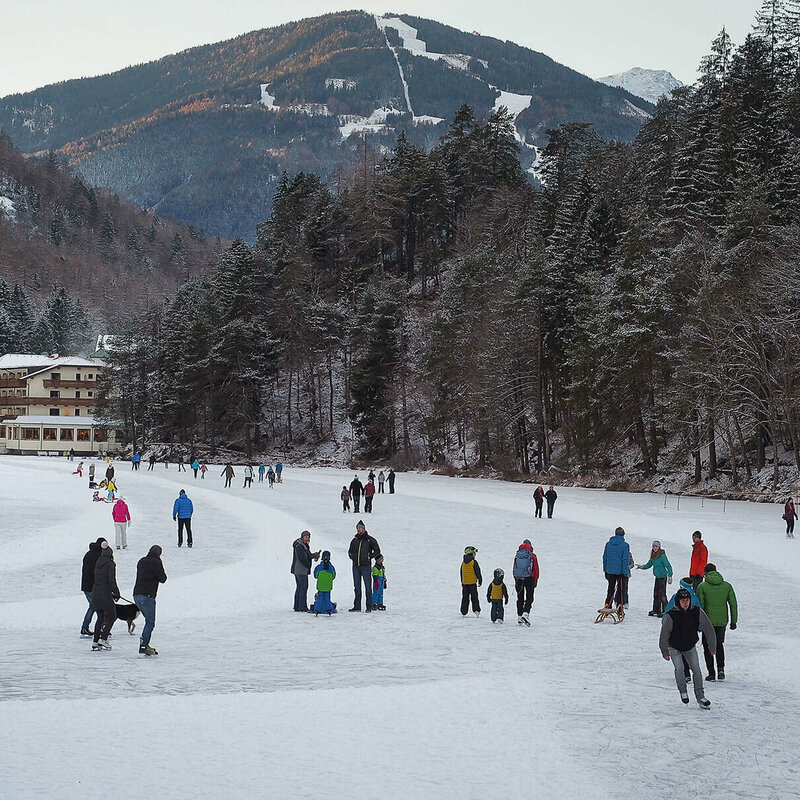 Eislaufen am Tristachersee Reges Treiben beim Eislaufen auf dem zugefrorenen Tristachersee.