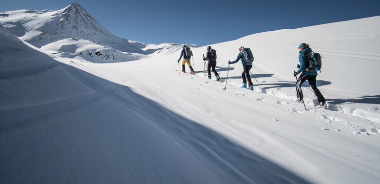 Skitourengeher:innen beim Aufstieg auf das Böse Weibl