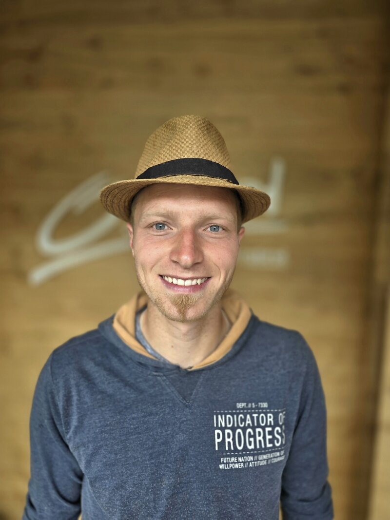 Lukas Oberwalder in grauem Pullover.