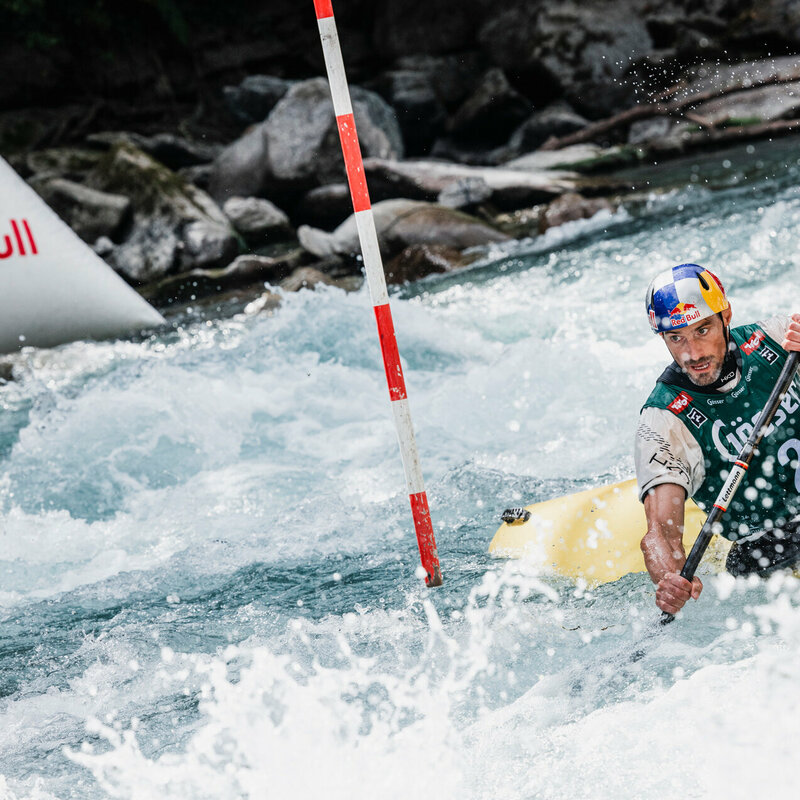 The athletes have to fight their way through the wild waters of Lienz by kayak on the last stage to the main square in Lienz. They finish the race.