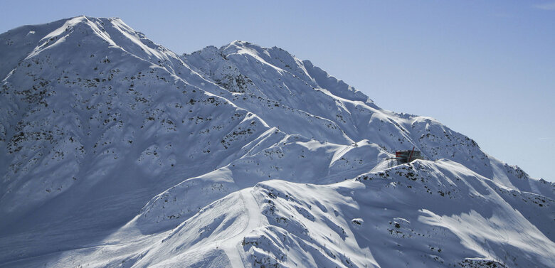Blick auf die Adlerlounge im Großglockner Resort an einem herrlichen Wintertag mit viel Schnee.
