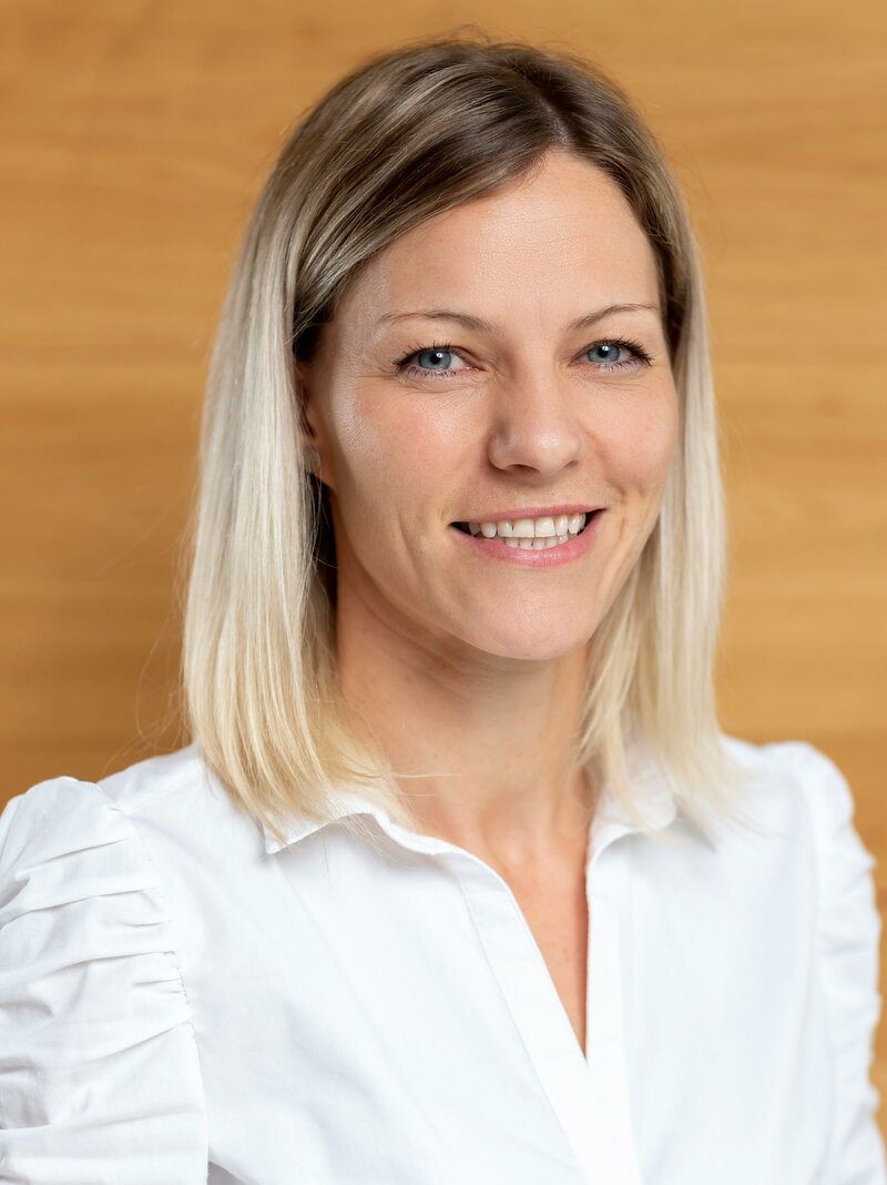 Verena Ganeider in weißer Bluse.