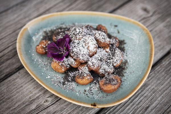 Ingsante Nigelen Ein Teller mit dem Osttiroler Gericht Ingsante Nigelen mit Mohn.