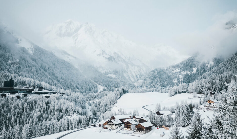 Tief verschneite Winterlandschaft