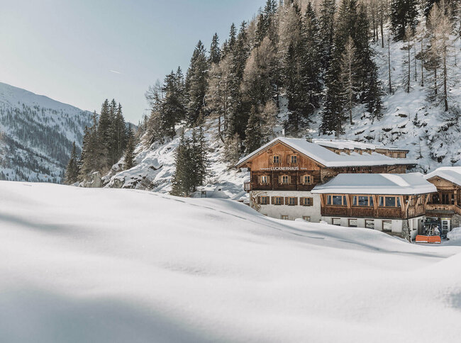 Lucknerhaus Ködnitztal Lucknerhaus Ködnitztal inmitten der tief winterlichen Landschaft.