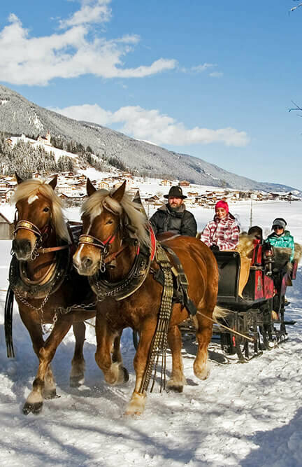 Pferdeschlittenfahrt - Strassen Winterlichte Pferdeschlittenfahrt in Strassen