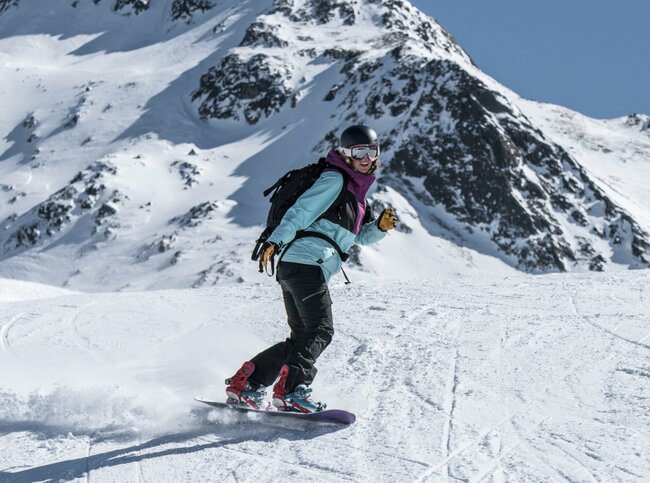Ein Snowboarder auf einer Abfahrt im Skizentrum St. Jakob i. D..