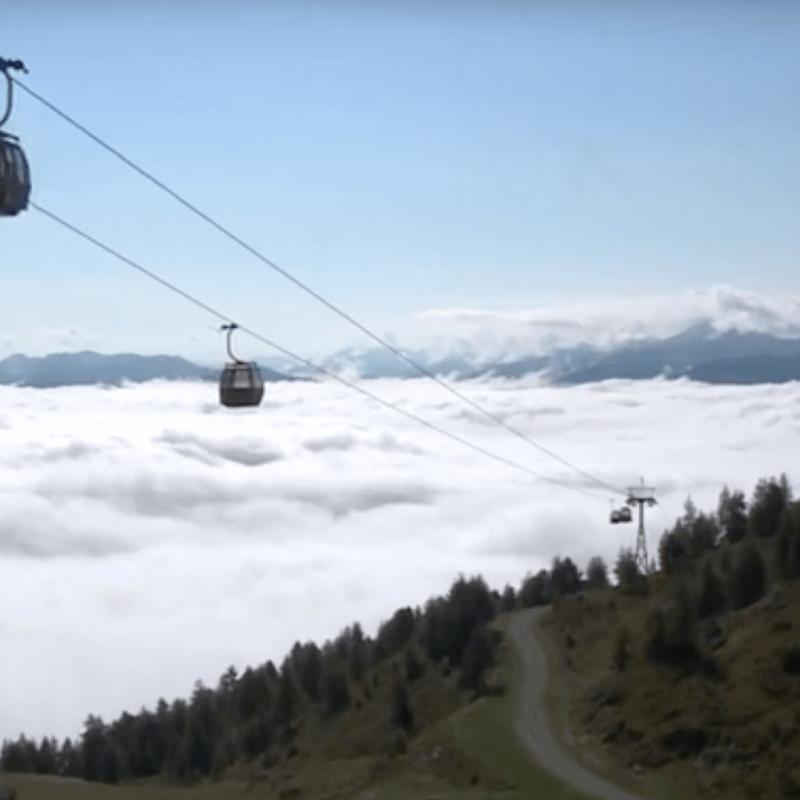 Seilbahn Thurntaler Sillian mit Blick auf ein Wolkenmeer unterhalb der Gondeln