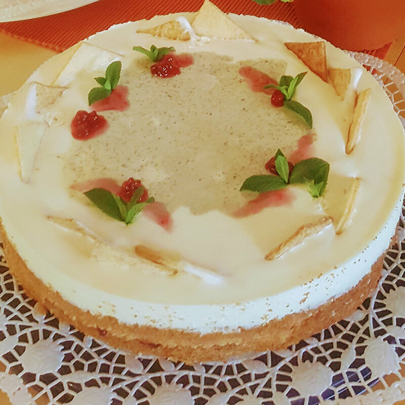 Eine ganze Nationalpark-Torte mit Minze auf einer Kuchenplatte.