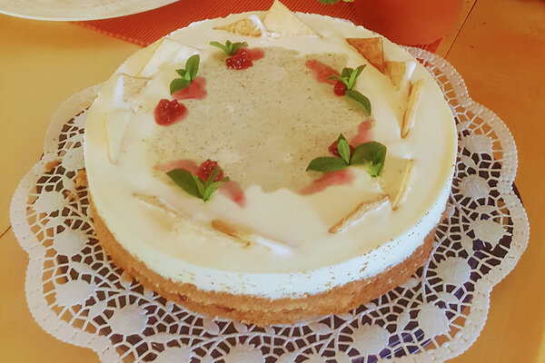 Eine ganze Nationalpark-Torte mit Minze auf einer Kuchenplatte.