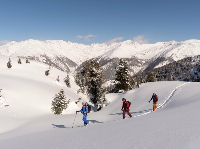 Drei Skitourengeher beim Anstieg in Villgraten