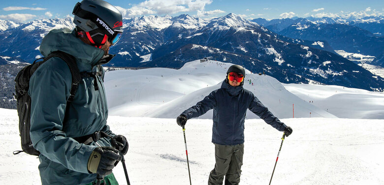 Terrassenskilauf Zettersfeld Zwei Skifahrer beim Zwischenstopp beim Terrassenskilauf am Zettersfeld