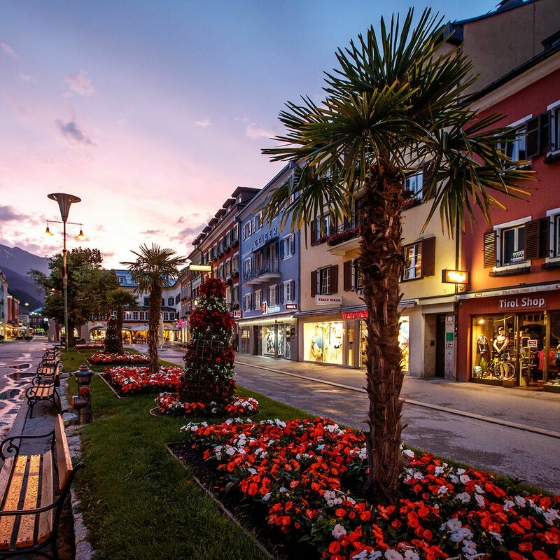 Lienz Hauptplatz Die Blumenbeete und Bänke am Lienzer Hauptplatz in der Abenddämmerung. Der Himmel färbt sich leicht rosa.