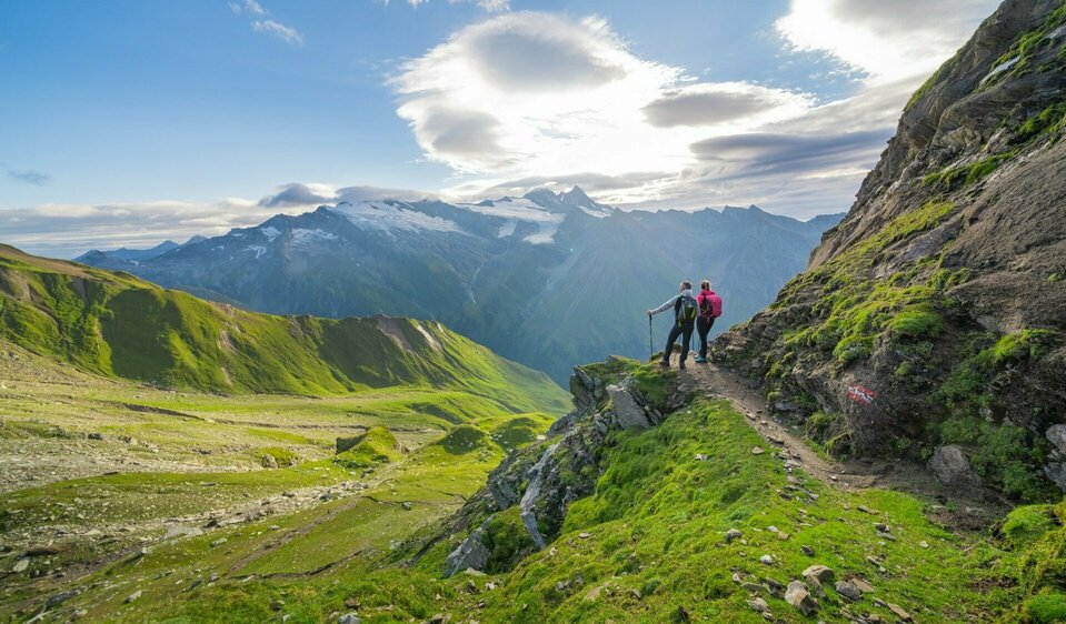 Hintere Ochsenalm Weitwandern auf der Glocknerkrone in Osttirol, Etappe 2: Wanderer auf einem Panoramaweg mit Blick auf den Großglockner nahe der Hinteren Ochsenalm.